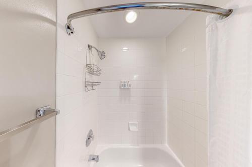 鴨島的住宿－C est la Vie，白色的浴室设有淋浴和浴缸