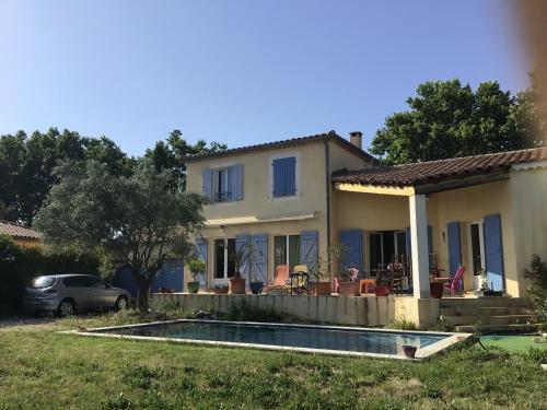 une maison avec une piscine devant dans l'établissement Belle villa avec une piscine, à Clarensac