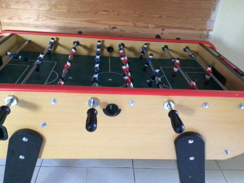 - un billard dans l'établissement Belle villa avec une piscine, à Clarensac