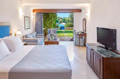 Una televisión o centro de entretenimiento en Elounda Bay Palace, a Member of the Leading Hotels of the World