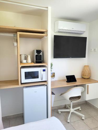 Cette chambre comprend un bureau avec un four micro-ondes et un ordinateur. dans l'établissement Chambre simple climatisée - Proche Tram & Centre, à Montpellier