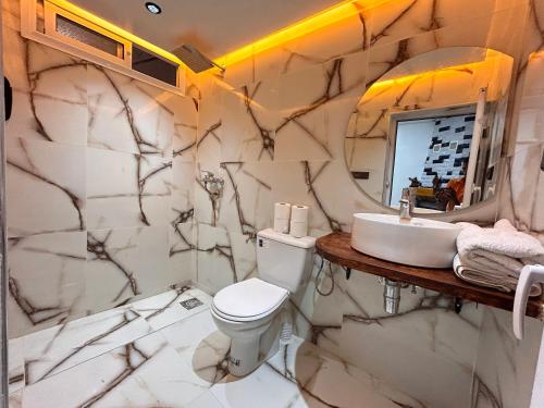 a bathroom with a white toilet and a sink at Salam appartement in Azrou