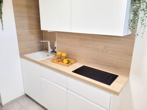 a kitchen counter with a bowl of fruit and two oranges at Chambre simple climatisée - Proche Tram & Centre in Montpellier