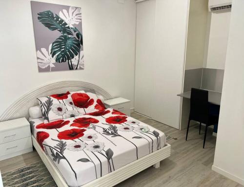 - une chambre avec un lit orné de roses rouges dans l'établissement Appartement cosy et bien situé, à Fort-de-France