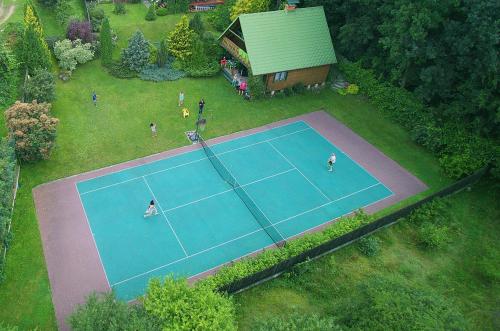 una vista aérea de una pista de tenis con gente en ella en Zielony Domek, en Ruciane-Nida