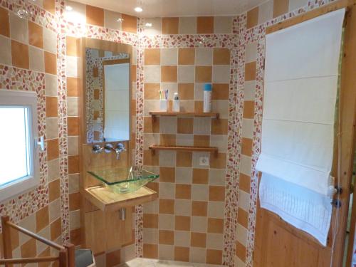 une salle de bain avec un lavabo et un miroir dans l'établissement La Remise, à Le Cailar