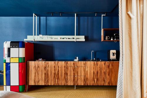 a bathroom with a sink and a blue wall at Bettstadt Apartments in Vipiteno