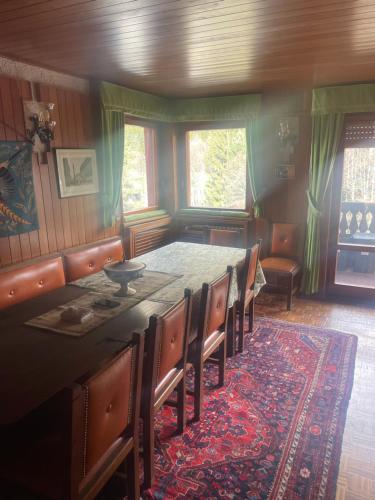 a dining room with a large table and chairs at Raffinatezza a 50 m dalle piste in Champoluc