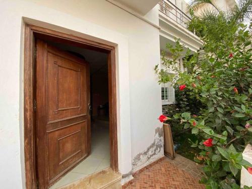 een open deur van een gebouw met een plant bij Magnifique villa-résidence calme 1,5km de la plage in Saidia 