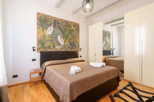 sypialnia z łóżkiem z dwoma ręcznikami w obiekcie Maison N14 w Bolonii