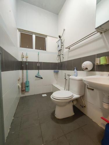 a bathroom with a toilet and a sink at FZHomestays in Cameron Highlands in Cameron Highlands