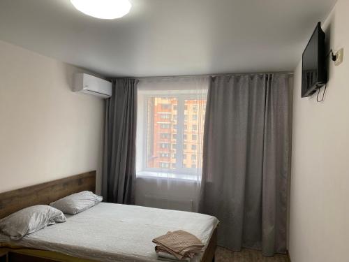 - une petite chambre avec un lit et une fenêtre dans l'établissement Двокімнатні апартаменти в ЖК Щасливий Запорізьке шосе 30, à Dnipro