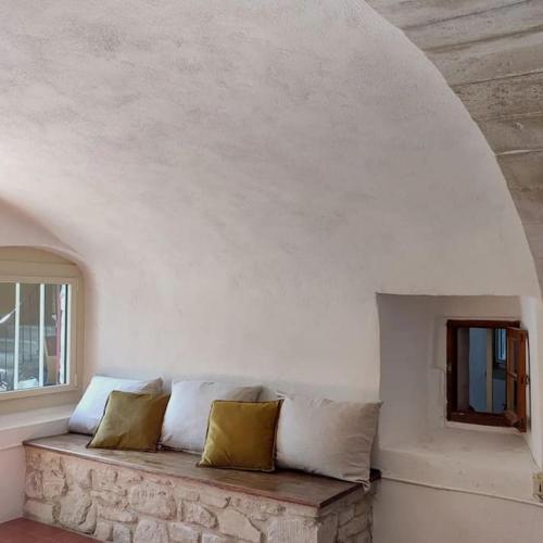 - un canapé dans une pièce avec fenêtre dans l'établissement Ancien Moulin Drôme Provençale, à Montbrison-sur-Lez