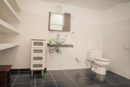 a bathroom with a toilet and a sink at casa filippi in Honda
