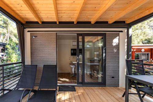 Balkoni atau teres di Mobile Homes & Bungalows Ljutić