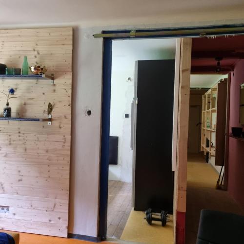 una puerta que conduce a una habitación con pasillo en Appartement free WiFi en Breitenau am Hochlantsch