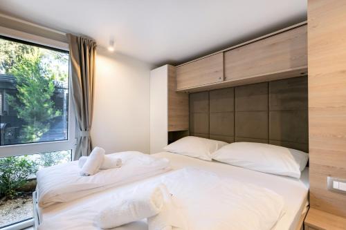 Katil atau katil-katil dalam bilik di Mobile Homes & Bungalows Ljutić