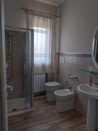 ein Bad mit einem WC, einer Dusche und einem Waschbecken in der Unterkunft Casa Vacanze Villa Pomelia in Buonfornello