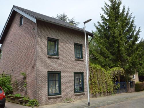ヘールレンにあるHoliday home in a very quiet residential area of Heerlenの赤レンガ造りの家