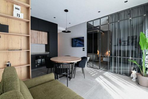 un soggiorno con divano e tavolo di LE MARIN contemporary apartments a Civitanova Marche