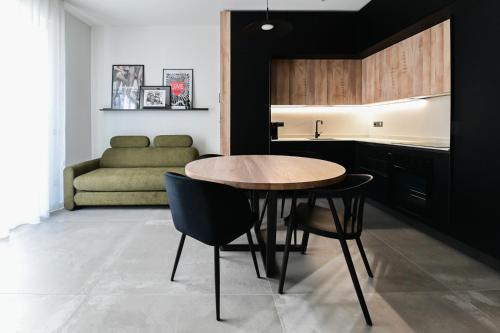 una cucina con tavolo, sedie e divano di LE MARIN contemporary apartments a Civitanova Marche