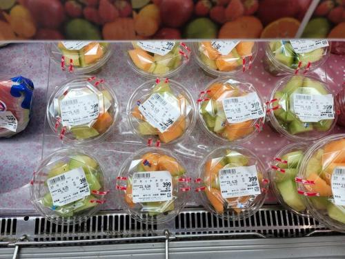 a display of fruit in plastic containers in a store at 하루카오후나에 민숙 in Tsushima