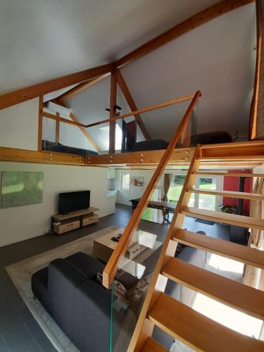 uma sala de estar com uma escada e um sofá em Kromven em Merksplas