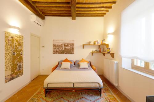 une chambre avec un lit dans une pièce dans l'établissement Siena UpTown - Sabrina's Lovely Apartment, à Sienne