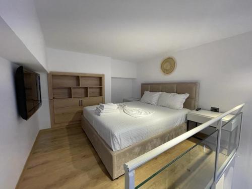 En eller flere senge i et værelse på Duplex Lungomare Suites