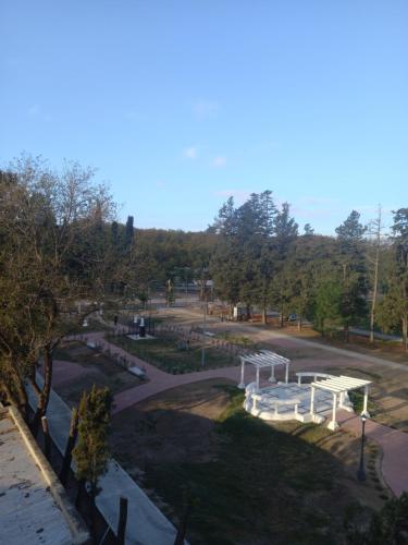 uma vista aérea de um parque com um pavilhão em Departamento en torres del parque em Río Cuarto