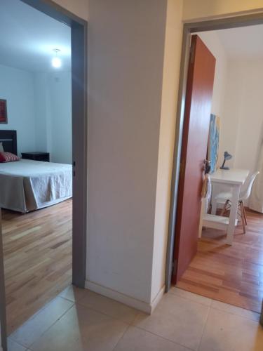 uma sala com uma porta que leva a um quarto em Departamento en torres del parque em Río Cuarto