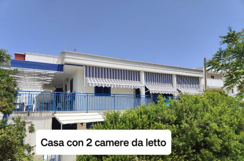 un edificio con un cartello che legge "casa con camera data editor" di Villetta Blu Mare a Torre Vado