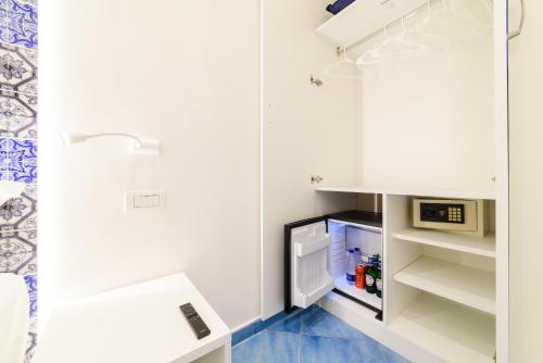 un piccolo frigorifero bianco con forno a microonde in camera di La Dimora del Maestro ad Amalfi