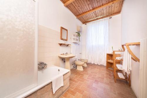Bilik mandi di Agriturismo Girolomoni - Monastero