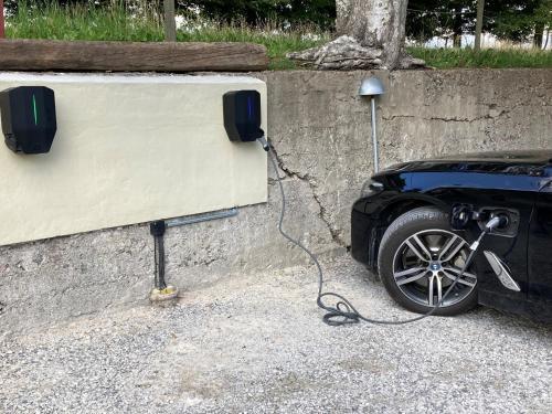 a car is plugged into a wall with a camera at Roslövs gård lantligt boende i Flyinge nära Lund och Malmö in Flyinge