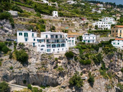 un villaggio sul fianco di una montagna di La Dimora del Maestro ad Amalfi