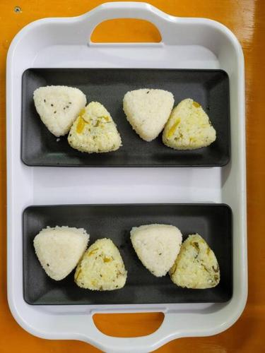 two styrofoam containers of food in a tray at 하루카오후나에 민숙 in Tsushima