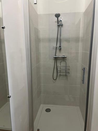 uma casa de banho com um chuveiro, um WC e um lavatório. em La maison du régisseur em Graulhet