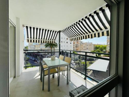 een eetkamer met een tafel en een balkon bij MALTA LUXE in Salou