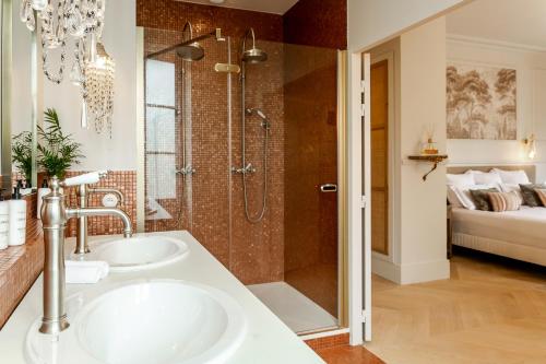 a bathroom with a shower and a sink and a tub at Château Léognan, Domaine viticole - proche Bordeaux in Léognan