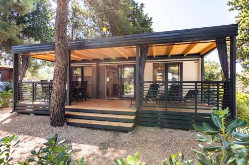 Taman di luar Mobile Homes & Bungalows Ljutić