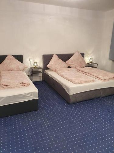 2 Betten nebeneinander in einem Zimmer in der Unterkunft ST2 Apartment in Triberg