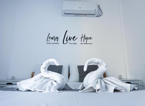 un cartello con due cigni per asciugamani su un letto di Vila Matt a Vama Veche