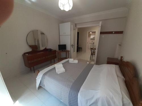 una camera con un grande letto e uno specchio di Central Apartment ad Atene