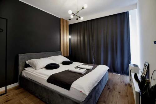 1 dormitorio con 1 cama grande y 2 toallas. en Apartament Aura, en Biała Podlaska