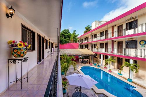 con vistas al patio de un hotel con piscina en Hotel San Juan Mérida en Mérida