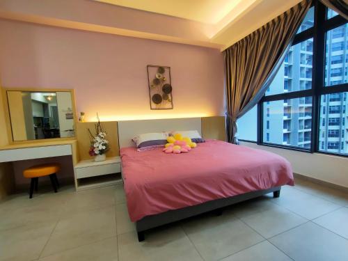 - une chambre avec un lit rose et une grande fenêtre dans l'établissement Share Room Atlantis Residences, à Malacca