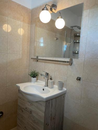 卡拉挪拉的住宿－The 3M，一间带水槽和镜子的浴室
