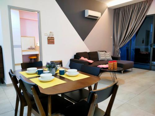 - un salon avec une table et un canapé dans l'établissement Share Room Atlantis Residences, à Malacca