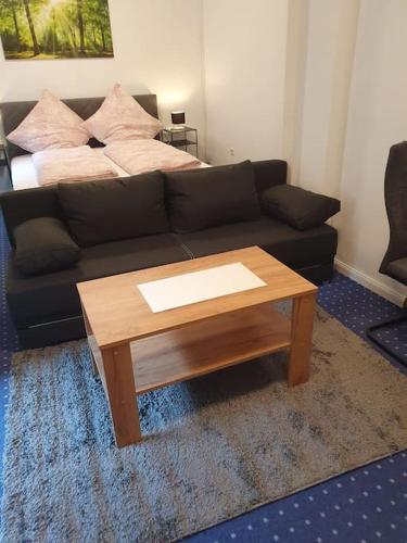 ST3 Apartment في تيبرغ: غرفة معيشة مع أريكة وطاولة قهوة